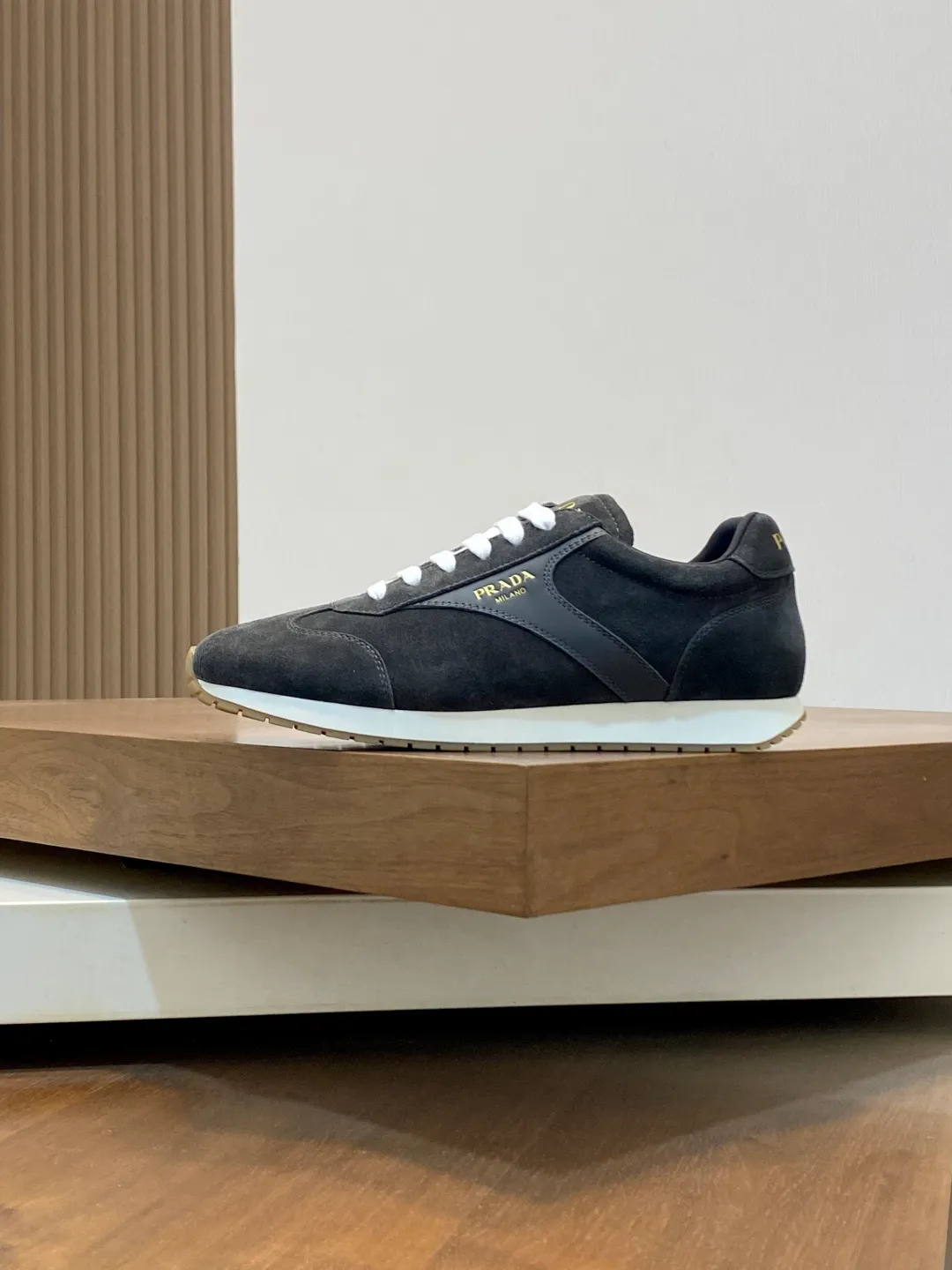 Men's shoes 💰740 Prada/Prada's new men's spliced ​​casual sports shoes. These sports shoes use exquisite stitching technology to outline a unique geometric texture, and contemporary lines and details reinterpret the classic sports style. The upper is made of ultra-official material, and the lining is full cowhide. It is lightweight, breathable, practical and versatile. The tongue is decorated with the Prada Milano logo, and the logo print is embellished with the laces. It is paired with a 2.5cm two-color rubber sole to create a comfortable wearing experience. Comes with full set of original packaging dust bag! Size: 39-40-41-42-43-44 (38, 45 customized) standard leather shoe size